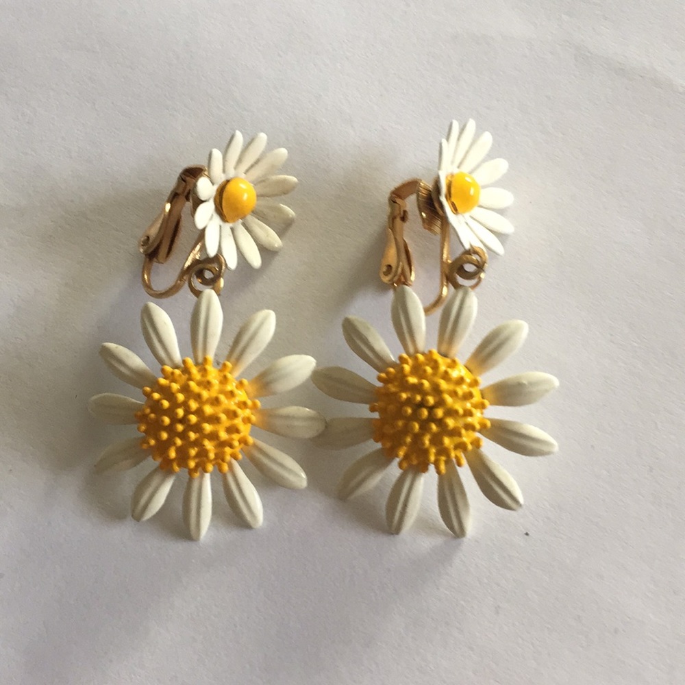 Vintage 1970's daisy drop earrings clip on